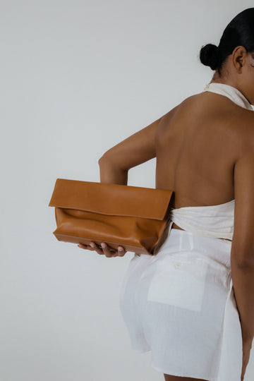 THE RENDEZVOUS CLUTCH — BRIDLE TAN